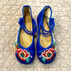 Royal Blue & Tan Embroidered Shoes Sz 8